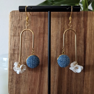 Fehér virágok akasztós fülbevaló, Ékszer, Fülbevaló, Lógó fülbevaló, Ékszerkészítés, MESKA