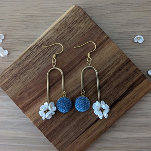 Fehér virágok akasztós fülbevaló - ékszer - fülbevaló - lógó fülbevaló - Meska.hu