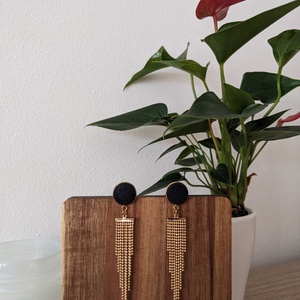 Láncos fekete bedugós fülbevaló - ékszer - fülbevaló - lógó fülbevaló - Meska.hu