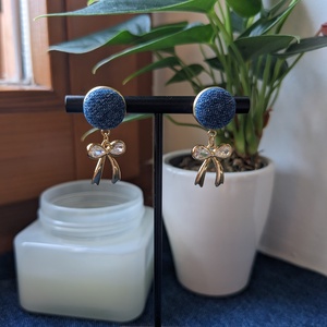 Aranymasnis kékfarmer bedugós fülbevaló - esküvő - ékszer - fülbevaló - Meska.hu