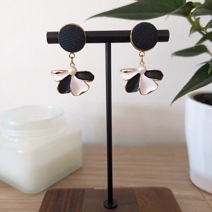 Fekete-fehér virágos, aranyszínű bedugós fülbevaló - Meska.hu