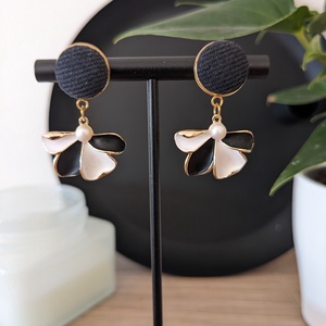 Fekete-fehér virágos, aranyszínű bedugós fülbevaló - ékszer - fülbevaló - lógó fülbevaló - Meska.hu
