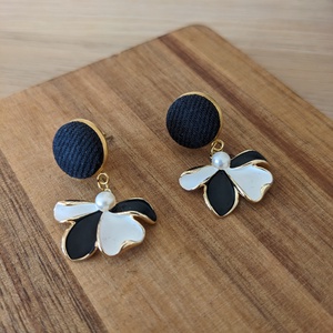 Fekete-fehér virágos, aranyszínű bedugós fülbevaló - ékszer - fülbevaló - lógó fülbevaló - Meska.hu