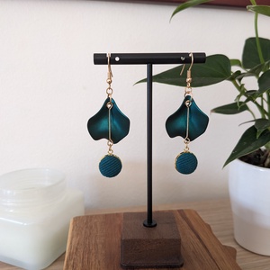 Sötét türkizzöld szirmos fülbevaló - Meska.hu