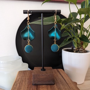 Sötét türkizzöld szirmos fülbevaló - ékszer - fülbevaló - lógó fülbevaló - Meska.hu