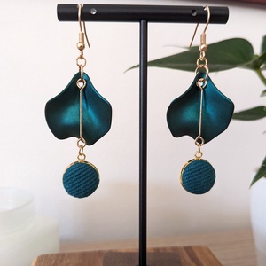 Sötét türkizzöld szirmos fülbevaló - ékszer - fülbevaló - lógó fülbevaló - Meska.hu