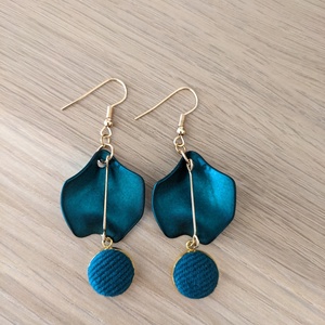 Sötét türkizzöld szirmos fülbevaló - ékszer - fülbevaló - lógó fülbevaló - Meska.hu