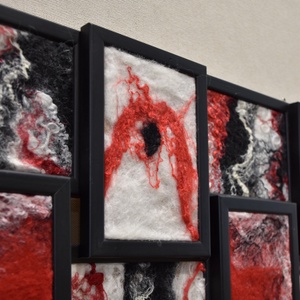 Fekete-Fehér-Piros - Nemezelt gyapjú falikép - művészet - textilkép - nemezelt - Meska.hu