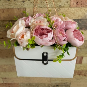 Anyák napi, ballagási virágtáska lila - otthon & életmód - virágdekoráció - virágdíszek - asztali virágdísz - Meska.hu