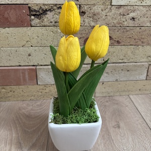 Anyák napjára tulipános asztaldísz , Otthon & Életmód, Virágdekoráció, Virágdíszek, Virágdísz kaspóban, , Kerámia kaspóban, élethű mű zöld és tulipán díszítéssel. 
, MESKA