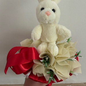 Nyuszis örökcsokor , Otthon & Életmód, Virágdekoráció, Virágok, Virágcsokor, , Ovis / bölcsis ballagàsi csokor 
Piros alapon, nyuszi plüssel, egyszerű díszítéssel. 

Vásárlási in..., MESKA