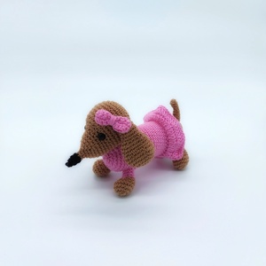 Tökéletes álom Amigurumi tacskó rózsaszín ruhában - Meska.hu