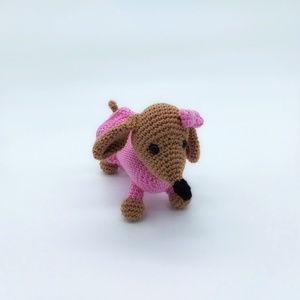 Tökéletes álom Amigurumi tacskó rózsaszín ruhában - játék & sport - plüssállat & játékfigura - kutya - Meska.hu