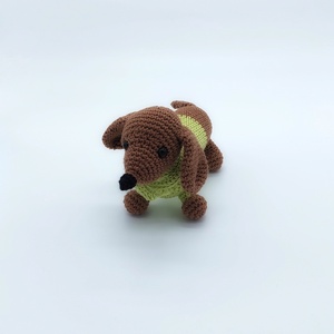 Kedvencek álma Amigurumi tacskó zöld ruhában - játék & sport - plüssállat & játékfigura - kutya - Meska.hu