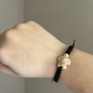 Egyedi teknősbékás makramé karkötő  - ékszer - karkötő - fonott karkötő - Meska.hu