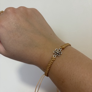 Virágos makramé karkötő - ékszer - karkötő - fonott karkötő - Meska.hu