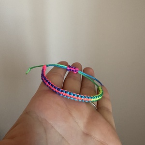 Neon színű makramé karkötő - ékszer - karkötő - fonott karkötő - Meska.hu