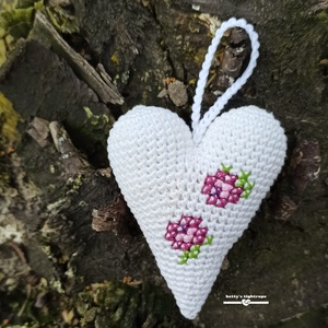 Hímzett horgolt szív, Otthon & Életmód, Dekoráció, Fali és függő dekoráció, Függődísz, Horgolás, Hímzés, MESKA