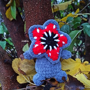 Horgolt virág szörny  - játék & sport - plüssállat & játékfigura - szörnyike - Meska.hu