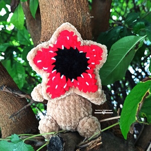 Horgolt virág szörny  - játék & sport - plüssállat & játékfigura - szörnyike - Meska.hu