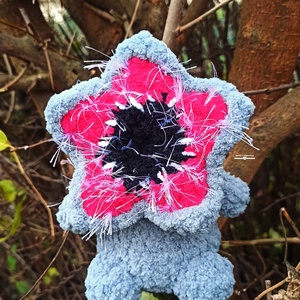 Horgolt virág szörny  - Meska.hu