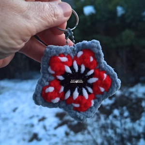Horgolt virág szörny kulcstartó  - Meska.hu