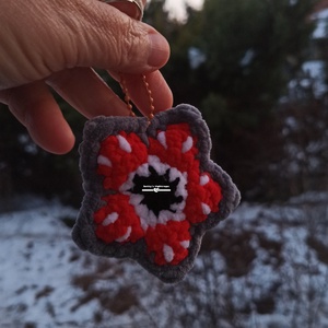 Horgolt virág szörny kulcstartó  - Meska.hu