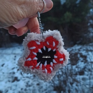 Horgolt virág szörny kulcstartó  - Meska.hu