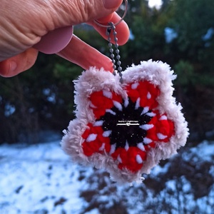 Horgolt virág szörny kulcstartó  - Meska.hu