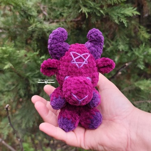 Horgolt Baphomet , Játék & Sport, Plüssállat & Játékfigura, Más figura, Horgolás, Ez a klasszikus kecske formájú Baphomet kétféle lila árnyalatban készült. Homlokán hímzett pentagra..., MESKA