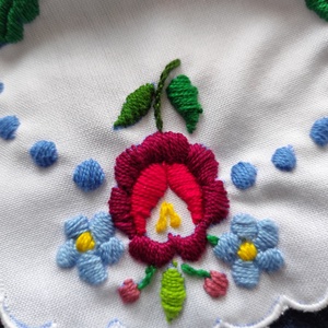 Kerek terítő  - otthon & életmód - lakástextil - abrosz, terítő - díszterítő polcra, komódra - Meska.hu