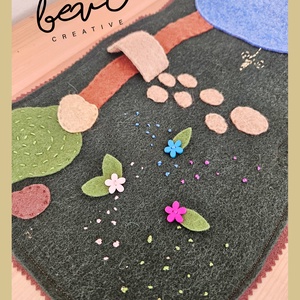 Gyapjúfilc játszószőnyeg  - baba - mama - baba játékok - waldorf játékok - Meska.hu