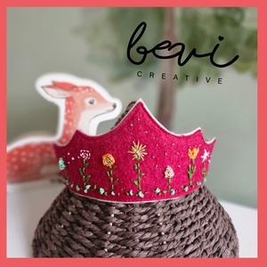 Tavaszi gyapjúfilc korona , Játék & Sport, Szerepjáték, Varrás, Gyapjúfilc korona, 27cm hosszú, megkötős. 

, MESKA