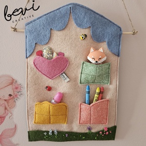 Fali tartó pici kincseknek, gyapjúfilc  - Meska.hu