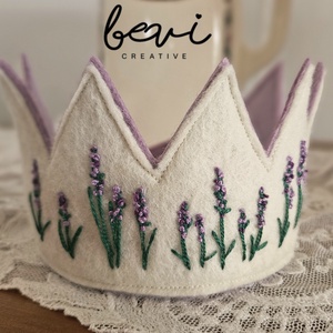 Gyapjúfilc korona, levendulás , Játék & Sport, Szerepjáték, Varrás, Gyermeked szerepjátékának kedves kiegészítője lehet ez a gyapjúfilc korona. 
Méret: 28cm
Anyaga: gy..., MESKA