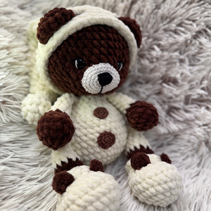 Horgolt Pizsamás maci plüss - a puha alvótárs - játék & sport - plüssállat & játékfigura - maci - Meska.hu