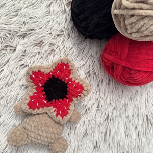 Horgolt baby demogorgon plüss - Stranger things figura - játék & sport - plüssállat & játékfigura - plüss mesefigurák - Meska.hu