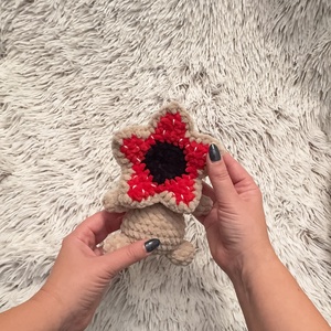 Horgolt baby demogorgon plüss - Stranger things figura - játék & sport - plüssállat & játékfigura - plüss mesefigurák - Meska.hu