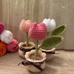 Horgolt tulipán cserépben - örök virág ajándékba - otthon & életmód - dekoráció - asztal és polc dekoráció - asztaldísz - Meska.hu