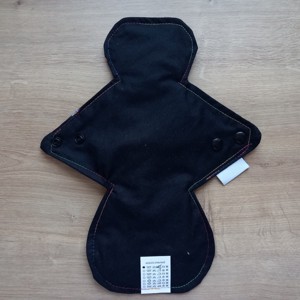 Fekete alapon virágok mosható betét 30cm - szépségápolás - intim higiénia - intimbetét - Meska.hu