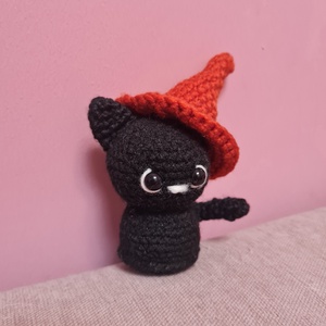 Horgolt halloweeni kiscica kalappal - otthon & életmód - dekoráció - halloween - halloweeni figurák - Meska.hu