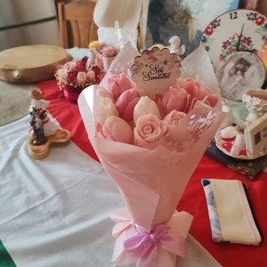 Viasz  virág csokor , Otthon & Életmód, Virágdekoráció, Virágok, Virágcsokor, Gyertya-, mécseskészítés, Illatos, színes, mégis örök ?
Talpas csokor alapba készült viaszvirágok rendelhetőek ?
Választható ..., MESKA