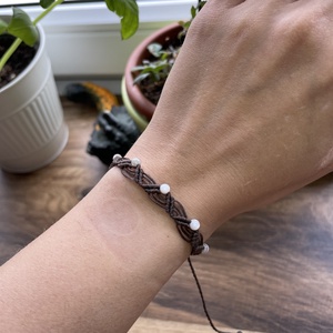 Makramé karkötő kagyló gyönggyel, Ékszer, Karkötő, Gyöngyös karkötő, Csomózás, Ékszerkészítés, MESKA