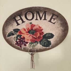 Vintage stílusú fali kulcstartó tábla rózsával és HOME felirattal, 4 kulcstartóval - otthon & lakás - dekoráció - fali és függő dekoráció - fali kulcstartó - Meska.hu