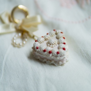 Szív alakú torta táskadísz , Táska & Tok, Kulcstartó & Táskadísz, Kulcstartó, Gyurma, MESKA