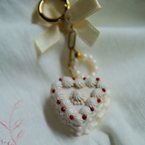 Szív alakú torta táskadísz  - táska & tok - kulcstartó & táskadísz - kulcstartó - Meska.hu