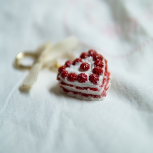 Szív alakú torta táskadísz (piros) - táska & tok - kulcstartó & táskadísz - kulcstartó - Meska.hu