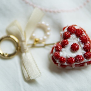 Szív alakú torta táskadísz (piros) - táska & tok - kulcstartó & táskadísz - kulcstartó - Meska.hu