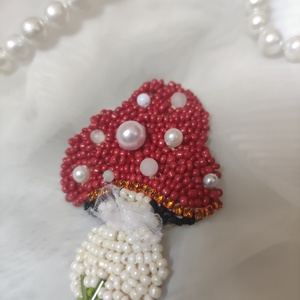 Gomba kitűző, Ékszer, Kitűző és Bross, Ékszerkészítés, Gyöngyfűzés, gyöngyhímzés, MESKA