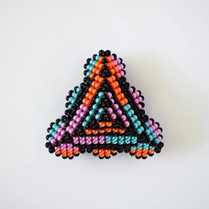 Narancs-lila-türkizkék lépcsős piramis fekete ráccsal, Otthon & Életmód, Dekoráció, Dísztárgy, Gyöngyfűzés, gyöngyhímzés, MESKA